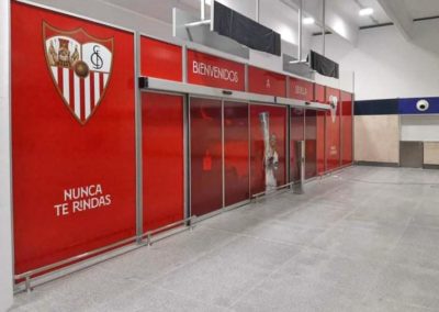 Vinilado de la nueva puerta de llegadas del Aeropuerto de Sevilla