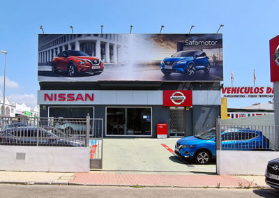 Vinilado fachada de concesionario Nissan en Vélez-Málaga