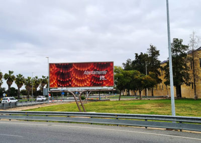Instalación de vallas y gráficas para JFT Comunicación en el Aeropuerto de Sevilla