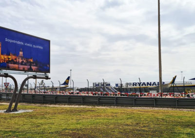 Instalación de vallas y gráficas para JFT Comunicación en el Aeropuerto de Sevilla