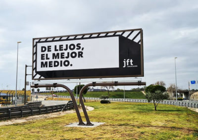 Instalación de vallas y gráficas para JFT Comunicación en el Aeropuerto de Sevilla