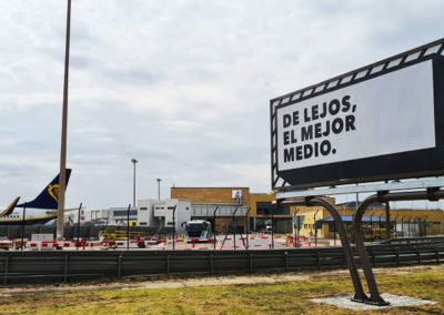 Instalación de vallas y gráficas para JFT Comunicación en el Aeropuerto de Sevilla