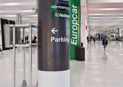 Vinilado columnas del Aeropuerto de Sevilla para JFT Comunicación