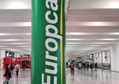 Vinilado columnas del Aeropuerto de Sevilla para JFT Comunicación