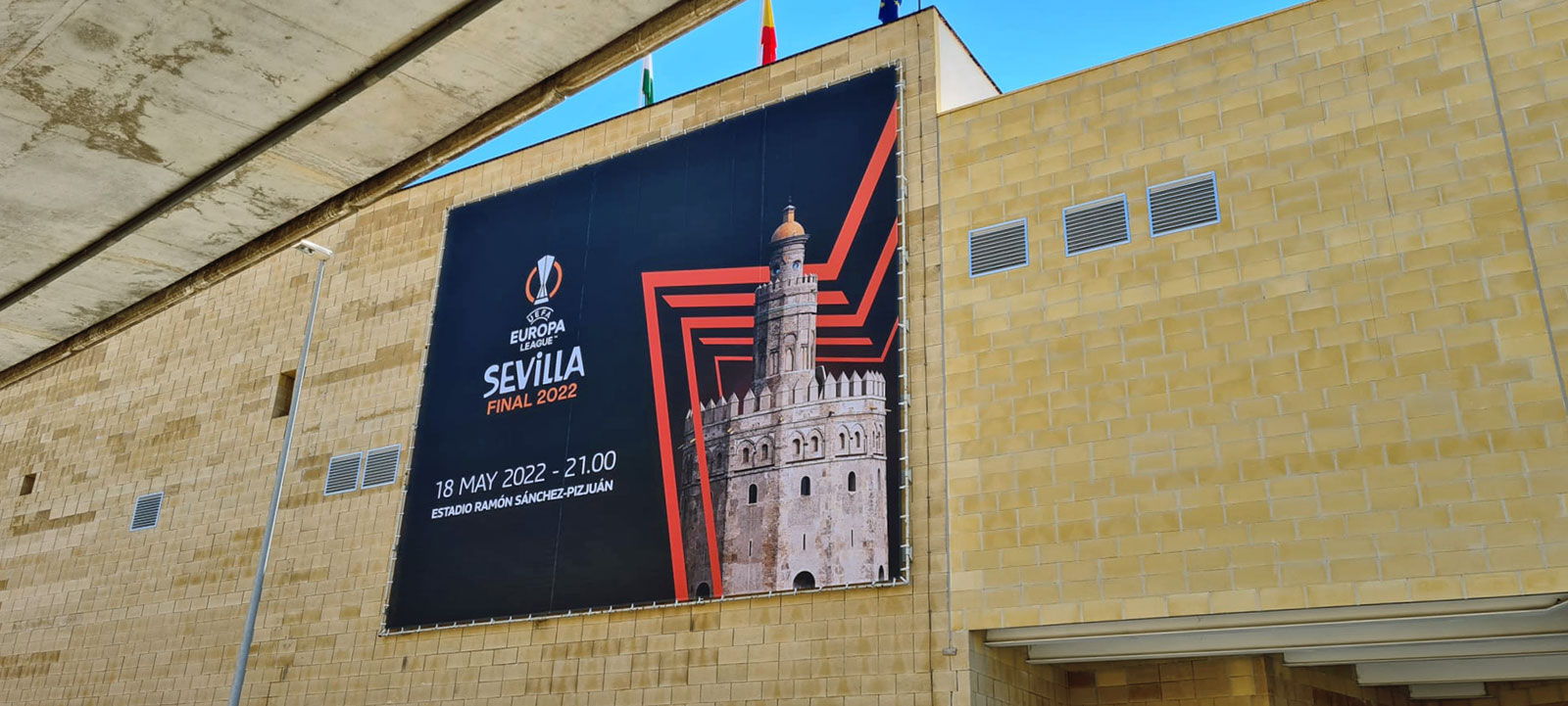 Aeropuerto de Sevilla engalanado para la final de la UEFA League