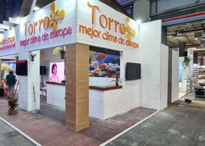 Montaje de lonas y vinilos en el stand de Torrox en Fitur 2023