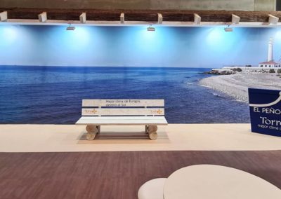 Montaje de lonas y vinilos en el stand de Torrox en Fitur 2023