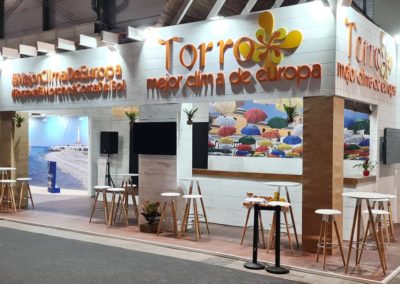 Montaje de lonas y vinilos en el stand de Torrox en Fitur 2023