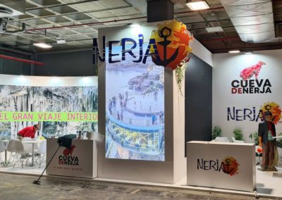 Montaje de lonas y vinilos en el stand de Nerja en Fitur 2023