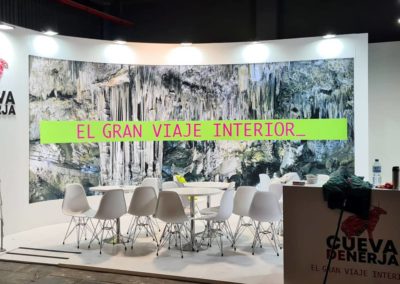 Montaje de lonas y vinilos en el stand de Nerja en Fitur 2023