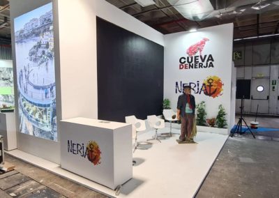 Montaje de lonas y vinilos en el stand de Nerja en Fitur 2023