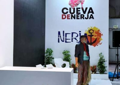 Montaje de lonas y vinilos en el stand de Nerja en Fitur 2023