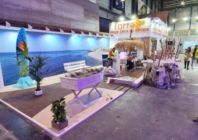 Montaje de lonas y vinilos en el stand de Torrox en Fitur 2023