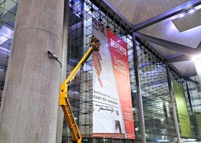 Montaje de lona gigante en el Aeropuerto de Málaga