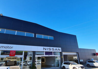 Vinilado en negro mate del edificio de Nissan