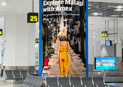 Columna con publicidad de Amex en el Aeropuerto de Málaga