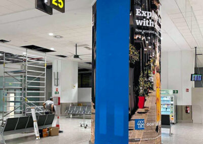 Columna con publicidad de Amex en el Aeropuerto de Málaga