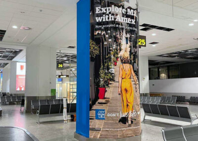 Columna con publicidad de Amex en el Aeropuerto de Málaga