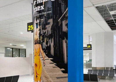 Columna con publicidad de Amex en el Aeropuerto de Málaga