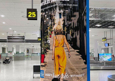 Columna con publicidad de Amex en el Aeropuerto de Málaga