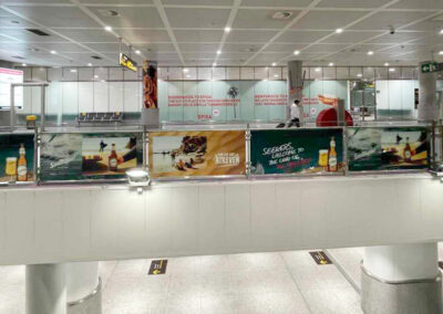 Publicidad de San Miguel en el Aeropuerto de Málaga