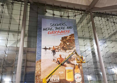 Publicidad espectacular de San Miguel en el Aeropuerto de Málaga