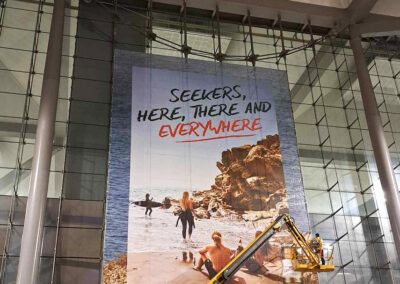 Publicidad espectacular de San Miguel en el Aeropuerto de Málaga