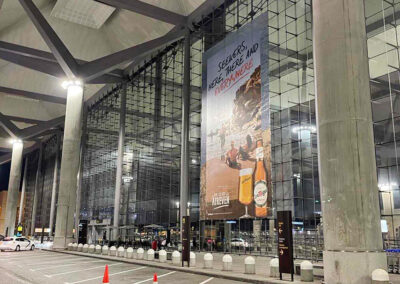 Publicidad espectacular de San Miguel en el Aeropuerto de Málaga