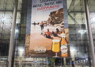 Publicidad espectacular de San Miguel en el Aeropuerto de Málaga