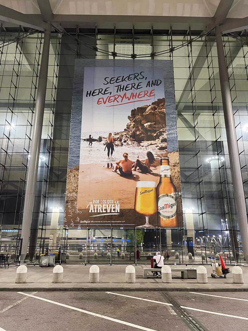 Publicidad espectacular de San Miguel en el Aeropuerto de Málaga