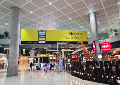 Friso de con publicidad de Idealista en el Aeropuerto de Málaga