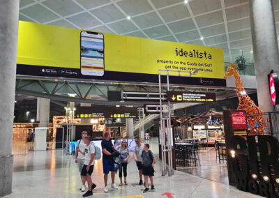 Friso de con publicidad de Idealista en el Aeropuerto de Málaga