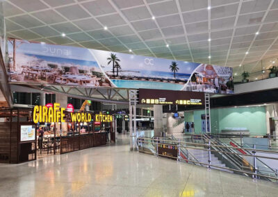 Friso de con publicidad de Ocean en el Aeropuerto de Málaga