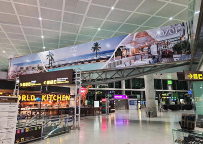 Friso de con publicidad de Ocean en el Aeropuerto de Málaga