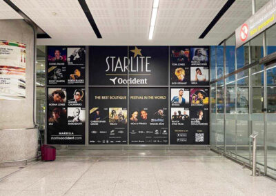 Cristalera con publicidad del festival Starlite en el Aeropuerto de Málaga