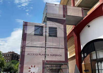 Lonas microperforadas cubriendo las escaleras de acceso a la Plaza de Toros de Córdoba