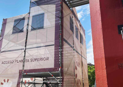 Lonas microperforadas cubriendo las escaleras de acceso a la Plaza de Toros de Córdoba