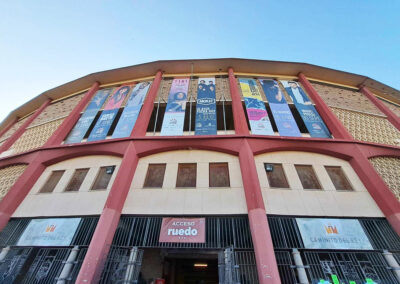 Banderolas en la Plaza de Toros de Córdoba