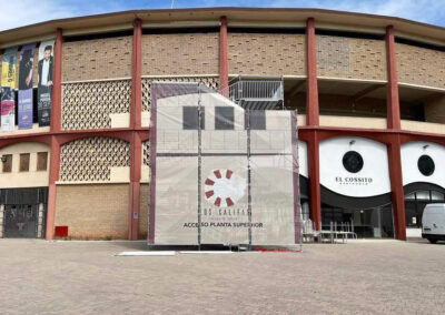 Lonas microperforadas cubriendo las escaleras de acceso a la Plaza de Toros de Córdoba