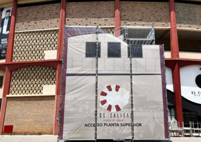 Lonas microperforadas cubriendo las escaleras de acceso a la Plaza de Toros de Córdoba