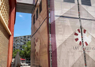 Lonas microperforadas cubriendo las escaleras de acceso a la Plaza de Toros de Córdoba