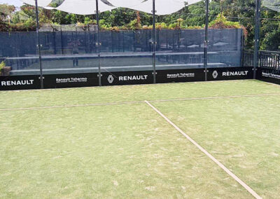 Vinilos de Renault Tahermo con vistas en ambas caras en pista de pádel