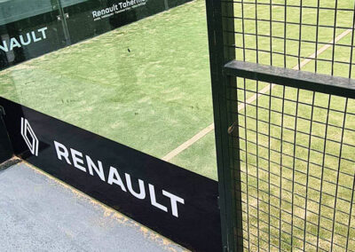 Vinilos de Renault Tahermo con vistas en ambas caras en pista de pádel