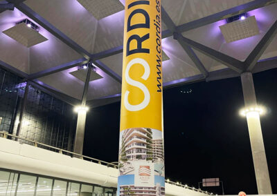 Columna con marketing espectacular de Cordia en el Aeropuerto de Málaga