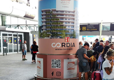 Columna con marketing espectacular de Cordia en el Aeropuerto de Málaga