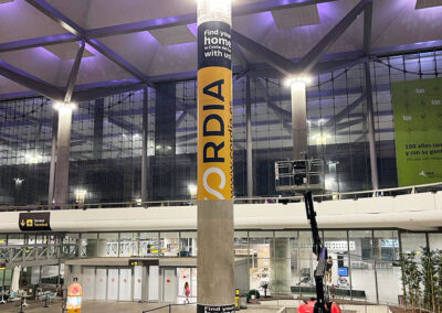 Columna con marketing espectacular de Cordia en el Aeropuerto de Málaga