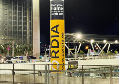 Columna con marketing espectacular de Cordia en el Aeropuerto de Málaga