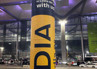 Columna con marketing espectacular de Cordia en el Aeropuerto de Málaga