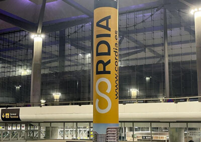 Columna con marketing espectacular de Cordia en el Aeropuerto de Málaga