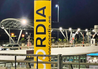 Columna con marketing espectacular de Cordia en el Aeropuerto de Málaga
